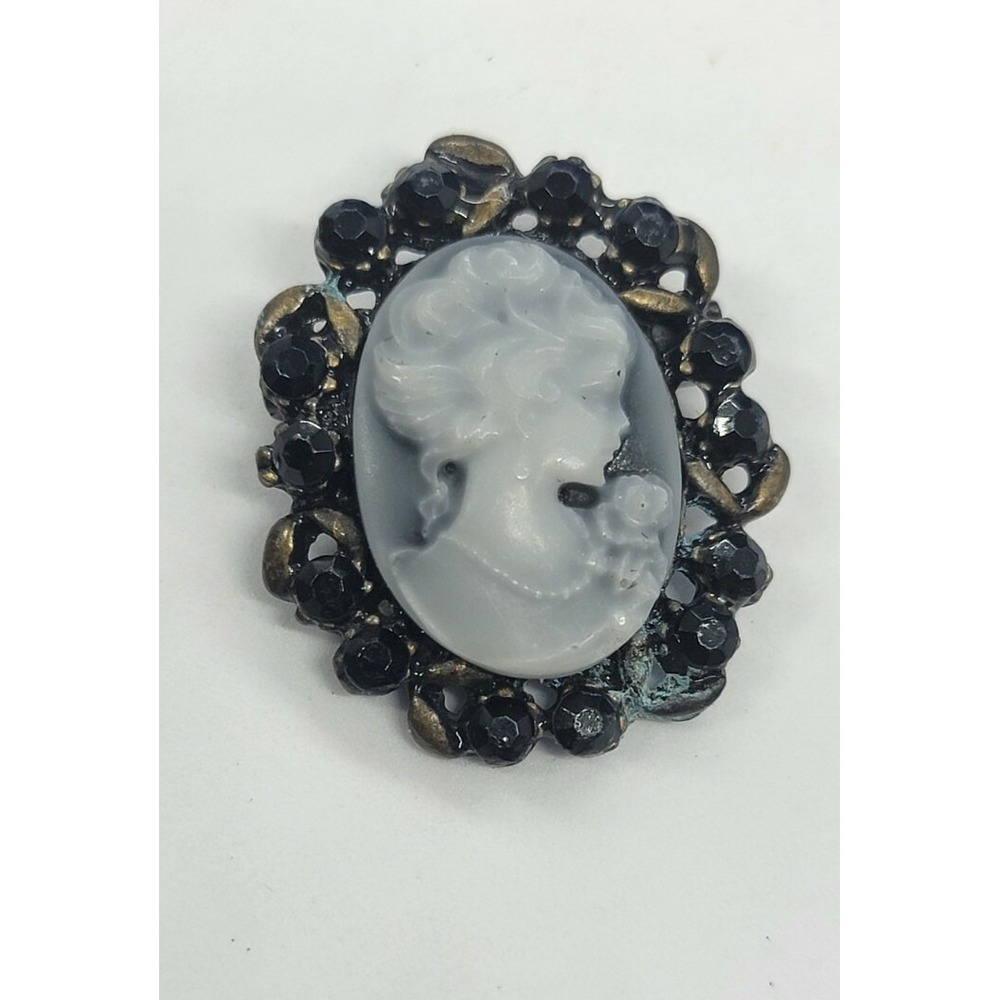 Vintage Blue And White Cameo Brooch Pin With Dark Blue Stones has Damage - Picture 7 of 10